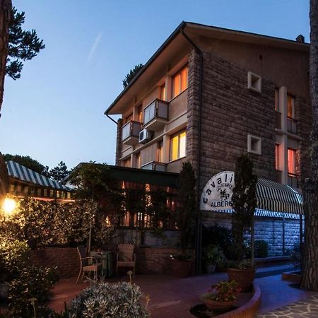 Hotel Il Cavaliere Nero Tirrenia Bagian luar foto